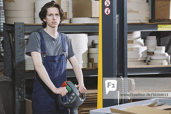 Portrait,Lagerhalle,Lager,arbeiten,jung