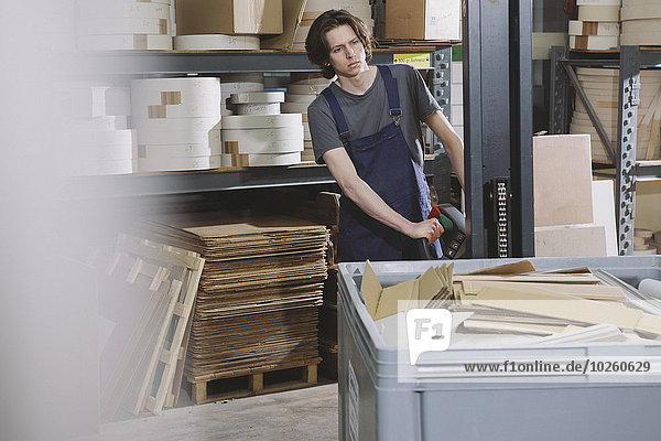 Portrait,arbeiten,Maschine,jung,Fabrikgebäude,handhaben