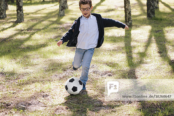 Fröhlichkeit,Junge - Person,Wald,Fußball,Länge,voll,spielen