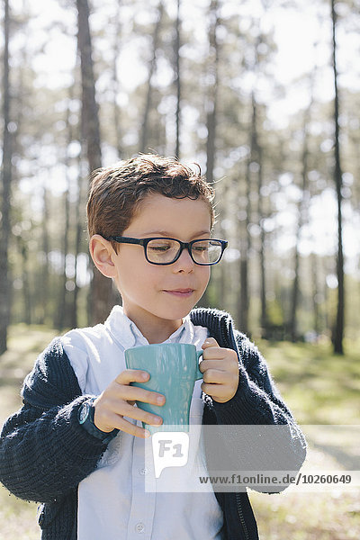 Becher,Junge - Person,halten,Wald,Kaffee