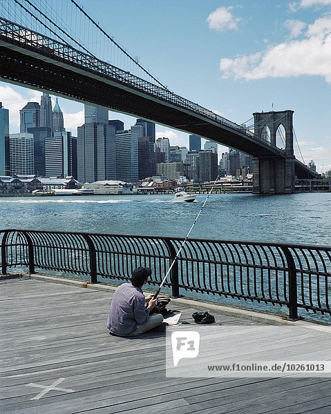 sitzend,Mann,Brücke,Hintergrund,Hochhaus,angeln,Rückansicht,Ansicht,Brooklyn