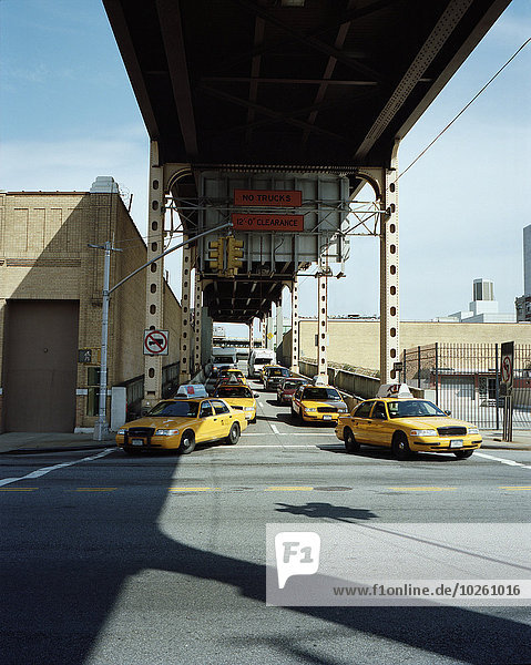Taxis auf der Straße unter der Brücke Queens New York City USA