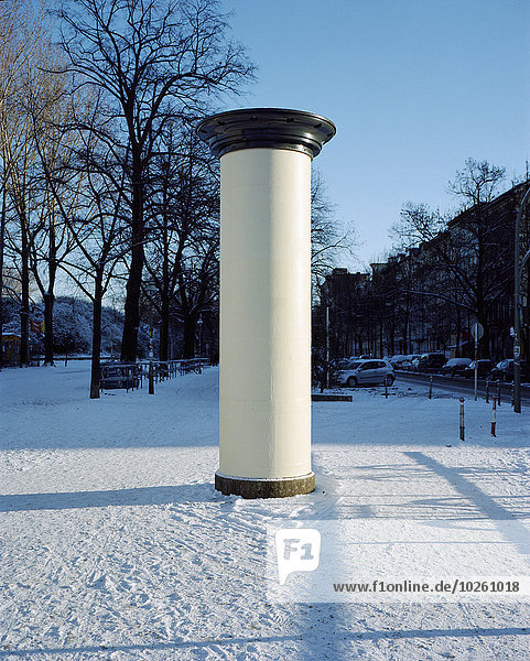 Säule auf verschneiter Landschaft