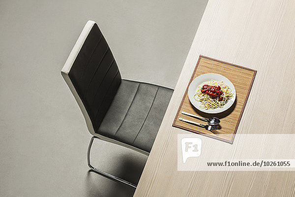 Frische,geben,Teller,Tomate,Soße,Spaghetti,Tisch