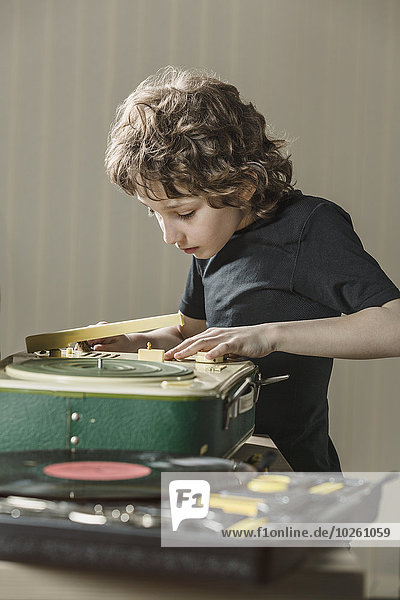 Interior,zu Hause,Junge - Person,Untersuchung,Grammophon