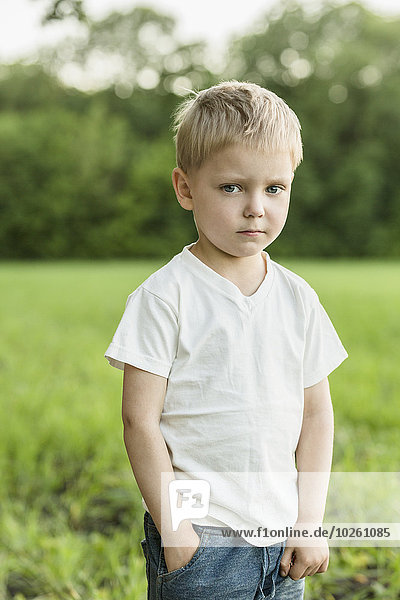stehend,niedlich,süß,lieb,Portrait,Junge - Person,Feld
