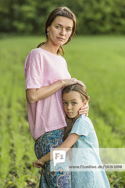 Porträt der umarmenden Mutter auf dem Feld
