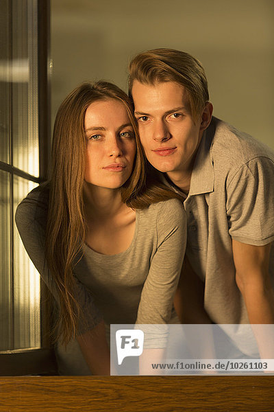 stehend,Portrait,Fröhlichkeit,Fenster,jung