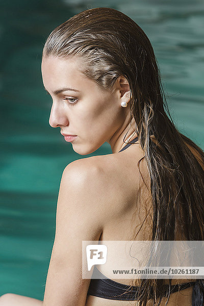 sitzend,junge Frau,junge Frauen,Schönheit,Schwimmbad