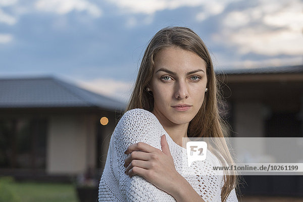 Außenaufnahme,junge Frau,junge Frauen,Portrait,Schönheit,umarmen,Einsamkeit,freie Natur