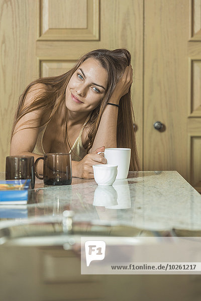 sitzend,junge Frau,junge Frauen,Portrait,Schönheit,Kaffee,Tisch