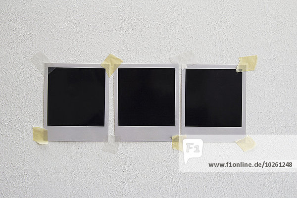 Leere Fotoabzüge an der Wand geklebt