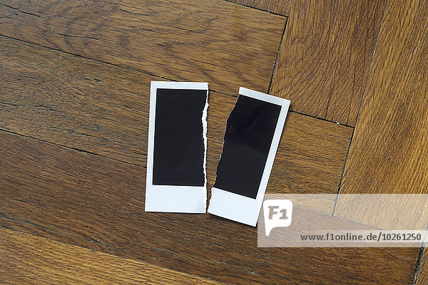 Torn Blank Fotodruck auf Holztisch