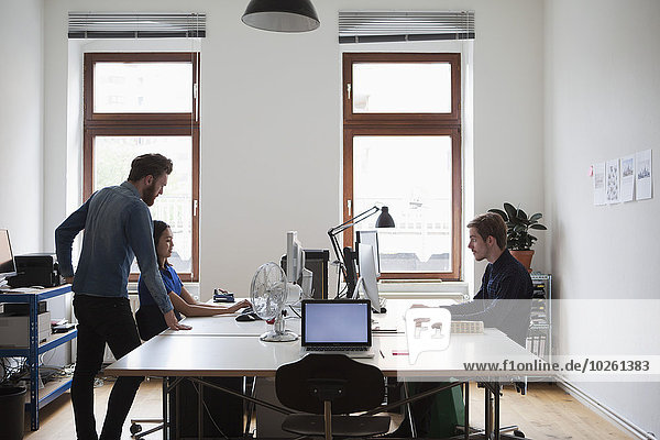 Computer,Schreibtisch,Mensch,Büro,Menschen,arbeiten,Business
