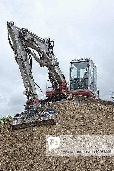 Niederwinkelansicht des Baggers auf der Baustelle