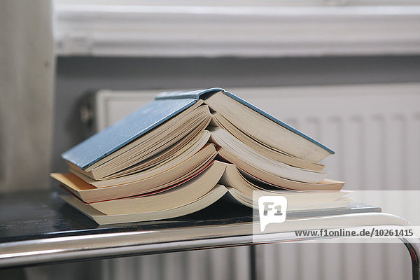 Stapel,Buch,offen,Close-up,Tisch