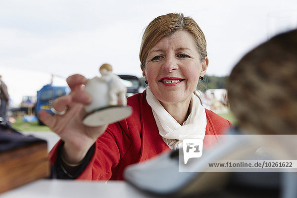 Frau halten Mantel Retro reifer Erwachsene reife Erwachsene rot Figur Floh Markt Porzellan