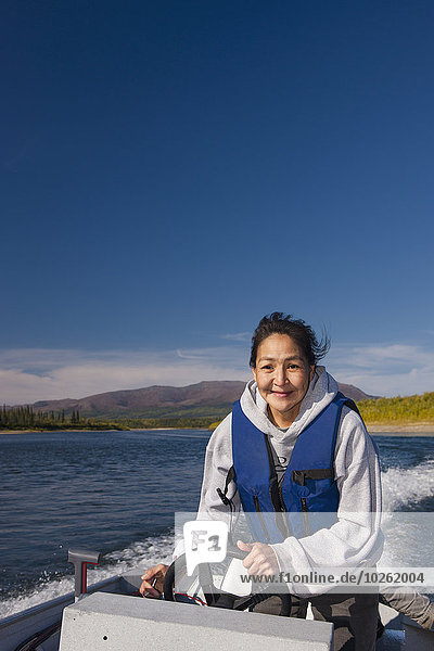 Sommer fahren Boot Fluss Alaska Ethnisches Erscheinungsbild