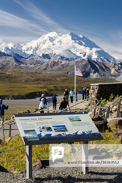 Vereinigte Staaten von Amerika USA Nationalpark Landschaftlich schön landschaftlich reizvoll einsteigen Sommer Gast Fokus auf den Vordergrund Fokus auf dem Vordergrund Ansicht Denali Nationalpark Mount McKinley Besucherzentrum Information