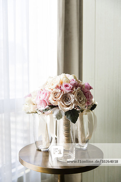 Blumenstrauß Strauß Fenster Braut pink Rose Blumenvase Tisch Kanada Sahne