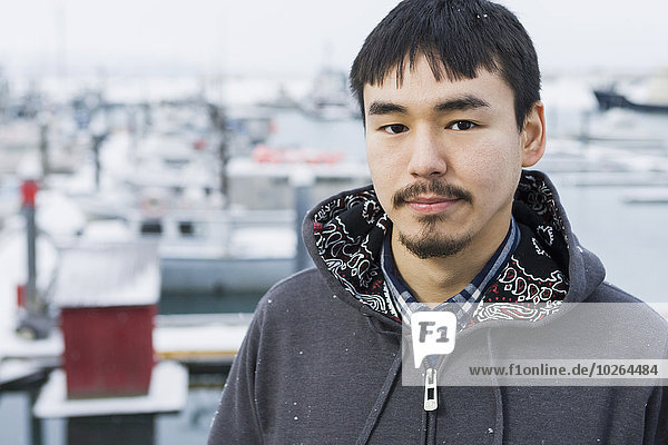 Fischereihafen Fischerhafen Portrait Mann klein Boot frontal Alaska Ethnisches Erscheinungsbild