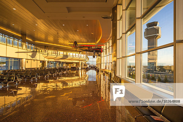 Vereinigte Staaten von Amerika USA sitzend Sonnenuntergang Flughafen Eingang Globalisierung 8 9 Anchorage Wartehalle