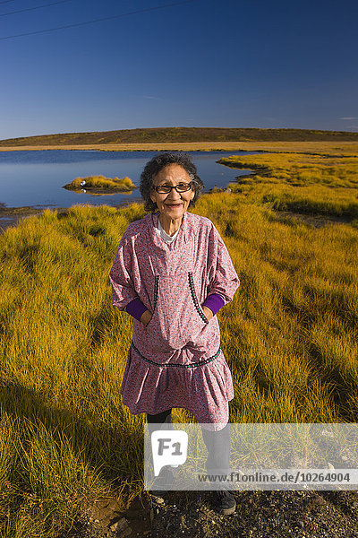 Vereinigte Staaten von Amerika USA stehend Frau klein See Hintergrund Kleidung Alaska Ethnisches Erscheinungsbild Holunder Tundra