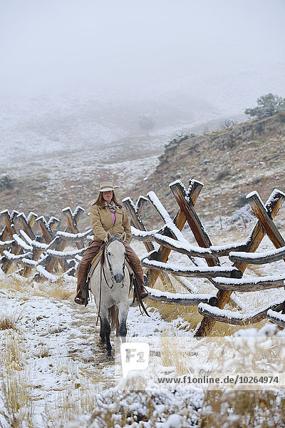 Vereinigte Staaten von Amerika USA nebeneinander neben Seite an Seite Zaun Rocky Mountains Cowgirl Schnee