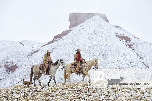 Vereinigte Staaten von Amerika USA Cowgirl Rocky Mountains Schnee