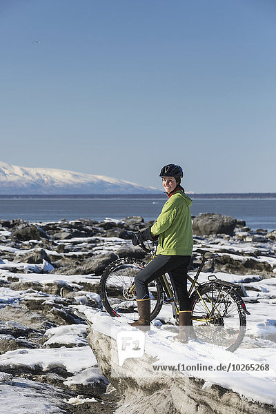 junge Frau junge Frauen folgen Küste Eis vorwärts Fahrrad Rad Stück gefroren