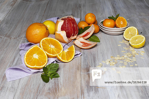 Studioaufnahme Orange Orangen Apfelsine Apfelsinen Frucht Vielfalt Zitrusfrucht Zitrone Minze