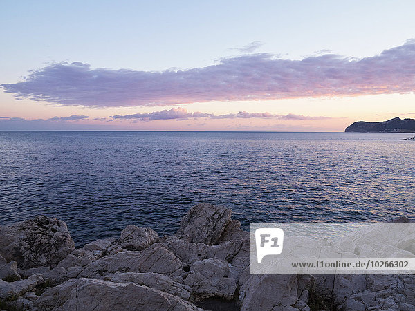 Wasserrand Felsen Sonnenuntergang Meer Fokus auf den Vordergrund Fokus auf dem Vordergrund Balearen Balearische Inseln Mallorca Spanien