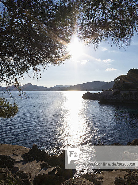 Spiegelung Meer Sonnenlicht Balearen Balearische Inseln Bucht Cala Ratjada Mallorca Spanien