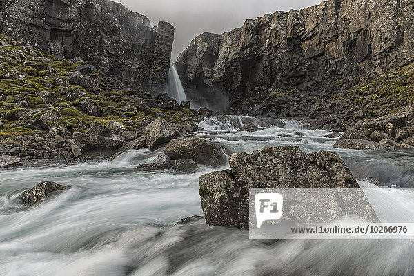 über klein fließen Nostalgie Wasserfall Island
