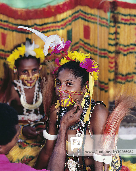Frau Vorbereitung zeigen Dorf Kultur Papua-Neuguinea