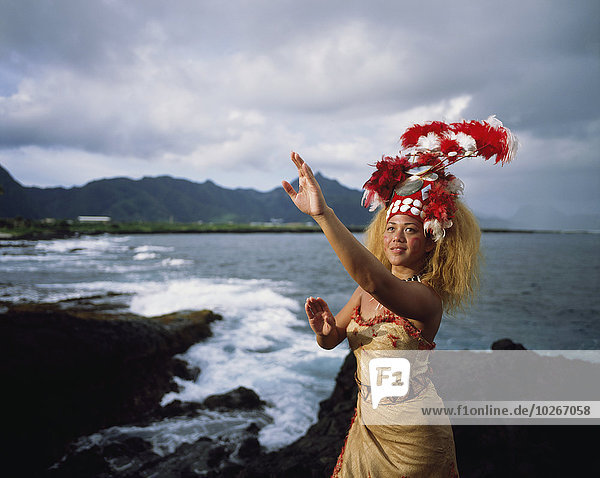 Frau Tradition Kopfschmuck amerikanisch Kleidung Samoainseln Kleid