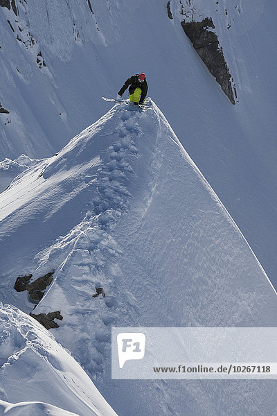 Berg Snowboardfahrer balancieren extrem