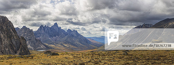 entfernt stehend Mann Herbst Grabstein Boulder Kanada Revierverhalten Yukon