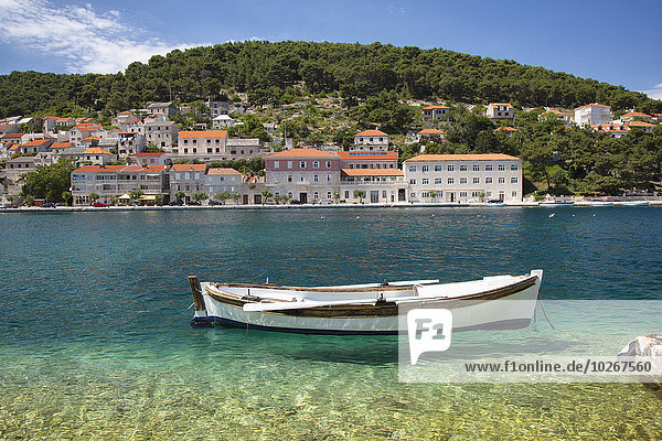 durchsichtig transparent transparente transparentes Wasser ruhen Ruhe klein Boot Kroatien