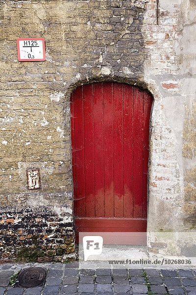 Wohnhaus Tür rot Belgien alt