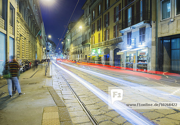 Leichte Spuren von Scheinwerfern und Rückleuchten hinunter eine Straße; Mailand Lombardei Italien