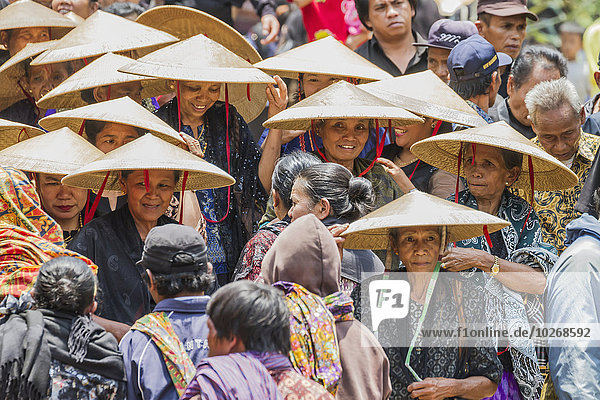 Mensch Menschen Zeremonie Begräbnis sprechen Indonesien Prozession