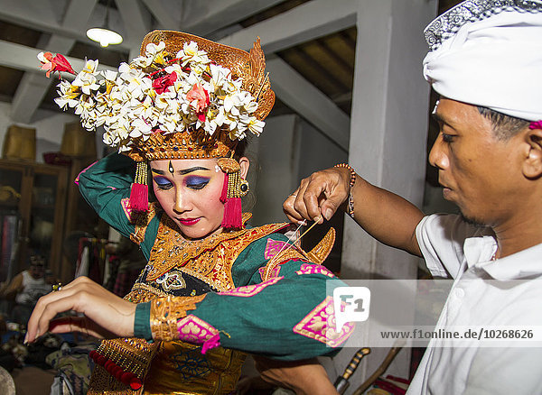 Mann Hilfe zeigen tanzen Tänzer Kostüm - Faschingskostüm Verkleidung Indonesien Ubud