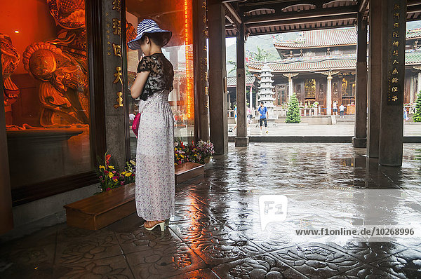 junge Frau junge Frauen Gebet fünfstöckig Buddhismus Wachmann China Nan Xiamen