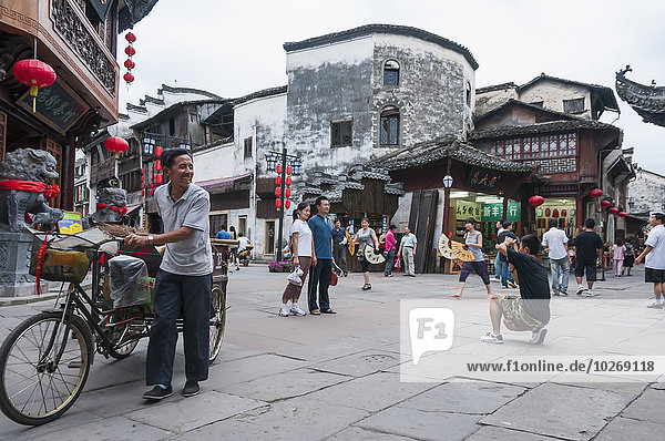 Tradition klein Architektur chinesisch Dorf Fußgänger China