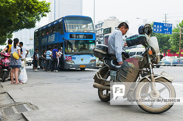 Fernverkehrsstraße Passagier Omnibus Taxi Motorrad China typisch bekommen Wuhan