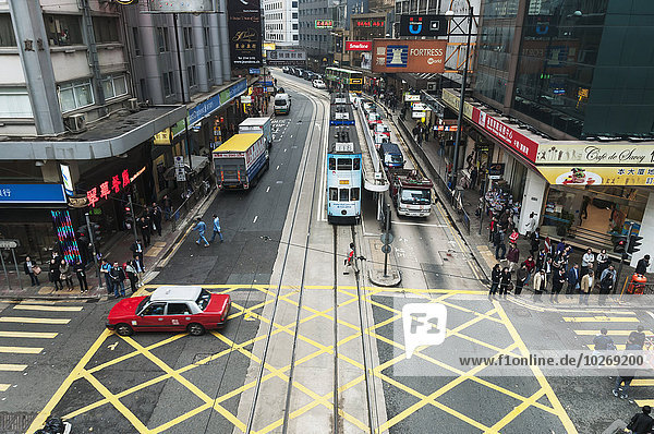 Städtisches Motiv Städtische Motive Straßenszene Landschaft Fußgängerüberweg Insel rot Taxi Straßenbahn Fußgänger China typisch Hongkong
