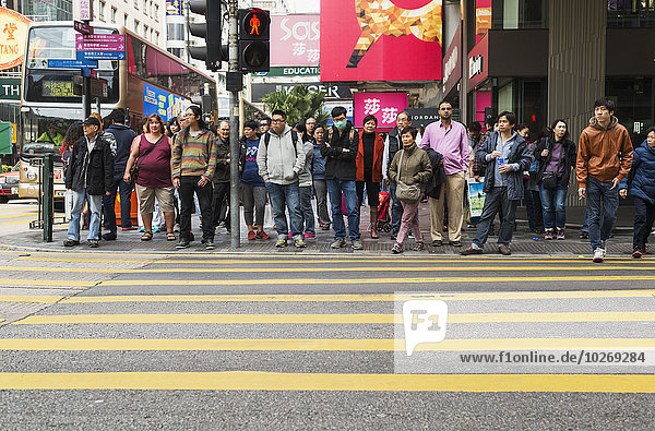 überqueren Mensch Menschen warten Beleuchtung Licht grün Fernverkehrsstraße China Kreuz Hongkong