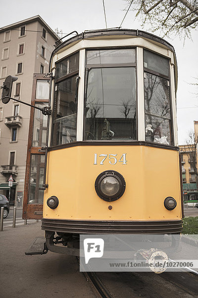 Gelbe Straßenbahn auf den Gleisen; Mailand  Lombardei  Italien