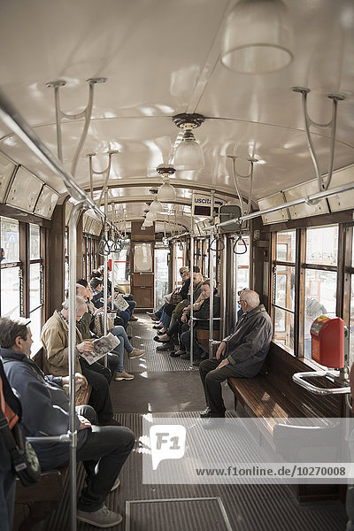Passagiere reiten in einer Straßenbahn; Mailand  Lombardei  Italien